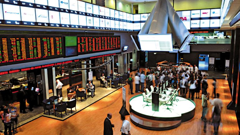 Investidores na Bolsa de Valores de São Paulo