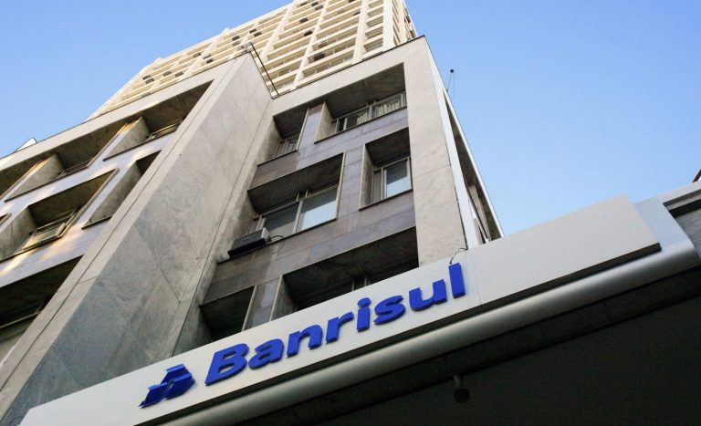 Foto de fachada de prédio do Banrisul, com foco no logo