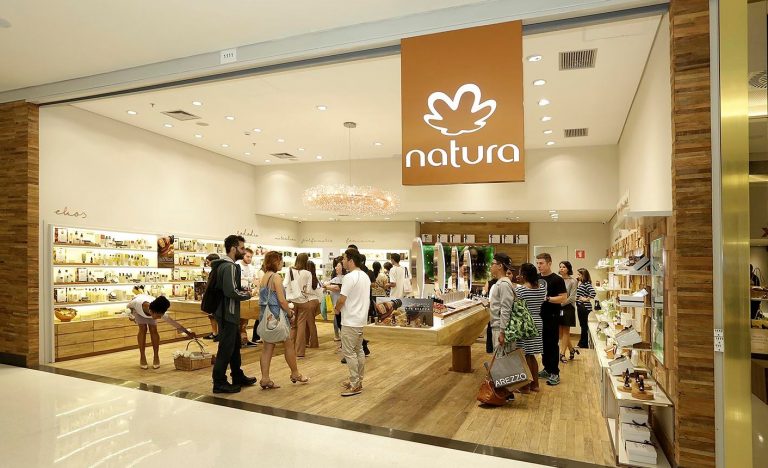 A Natura (NTCO3) foi um dos destaques negativos do pregão desta sexta-feira (12). As ações da companhia despencaram 17,54%.