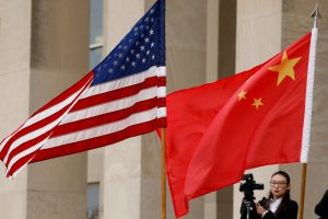 Bandeiras dos EUA e China - Foto de Yuri Gripas