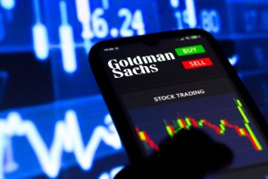 Celular com imagem do Goldman Sachs