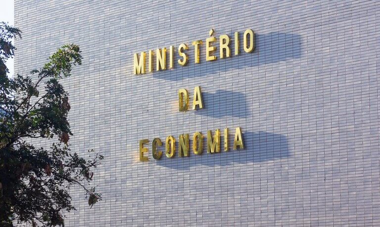 Fundo verde sobre Ministério da Economia