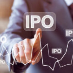 Dedo apontando gráfico com palavra IPO
