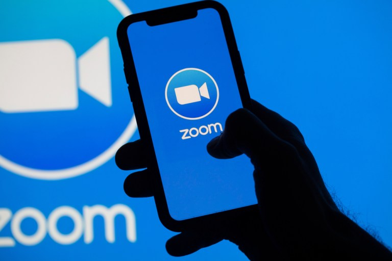 Pessoa clicando na plataforma Zoom no celular