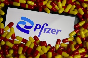 Medicamentos e no centro o logo da Pfizer