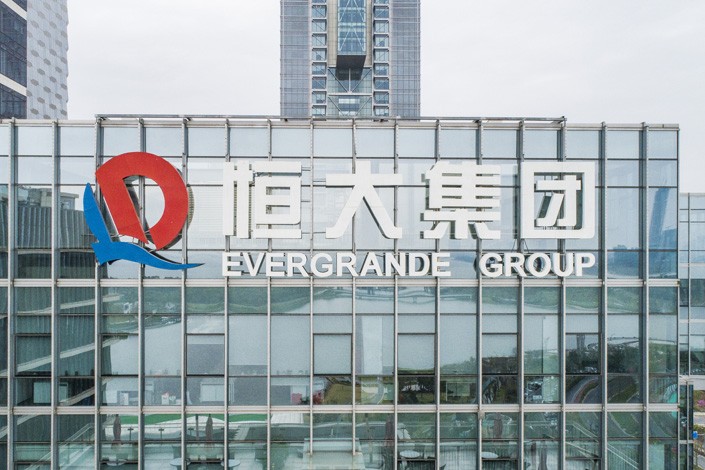 A Evergrande, gigante do setor imobiliário da China, deixou de pagar US$ 148,1 milhões, entrando oficialmente em default.