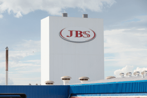 Foto de fábrica da JBS, com foco no logo