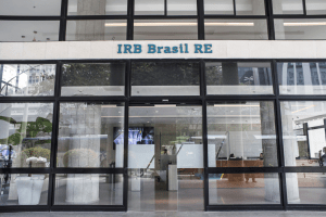 O IRB Brasil (IRBR3) apresentou, na manhã desta segunda-feira (24), mais um resultado negativo.