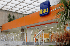 Foto de fachada de agência do banco Itaú