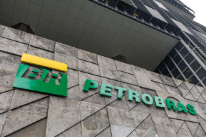 Foto de prédio da Petrobras, com foco em logo