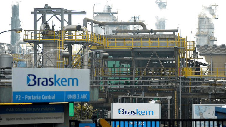 A Braskem (BRKM5) dispara 8% e lidera as altas do dia no pregão desta sexta. Petrobras e Novonor ainda pretendem vender suas ações.