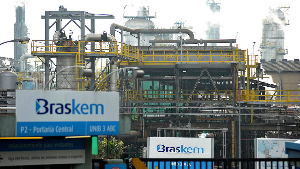 Hoje, a Braskem (BRKM5) fez a festa dos seus investidores. A companhia anunciou o pagamento de dividendos na ordem de R$ 6 bilhões.