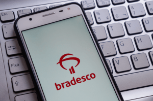 Celular com logo do Bradesco