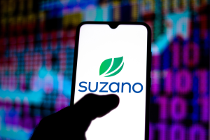 Apesar dos problemas com estoque e logística, a Suzano (SUZB3) registrou um Ebitda ajustado recorde em 2021.