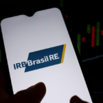 Tela de celular com logo do IRB, gráfico de ações do IRB ao fundo