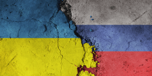 Bandeiras da Ucrânia e da Rússia representando matéria sanções fertilizantes