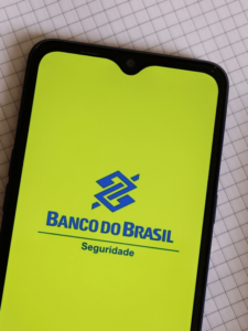 Celular com logo da BB Seguridade