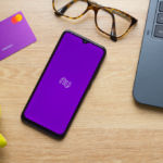 Celular com logo da Nubank
