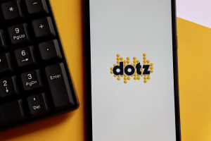 Celular com logo da Dotz