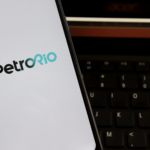 Celular com logo da PetroRio