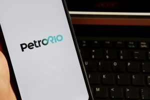 Celular com logo da PetroRio