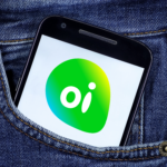 Celular com logo da Oi