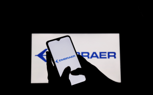 Celular com logo da Embraer