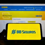 Celular com logo da BB Seguridade