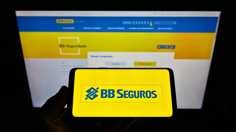 Celular com logo da BB Seguridade