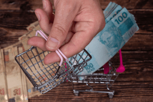 Carrinho de supermercado compras cédulas real dinheiro