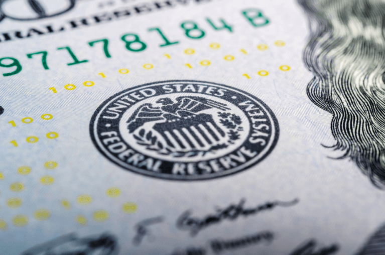 Inscrição em nota de dólar mencionando Federal Reserve, EUA