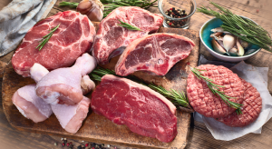 Foto de tábua com diferentes cortes de carne bovina e de frango