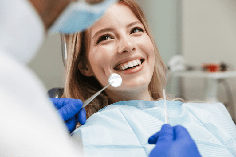 Paciente sorri no dentista