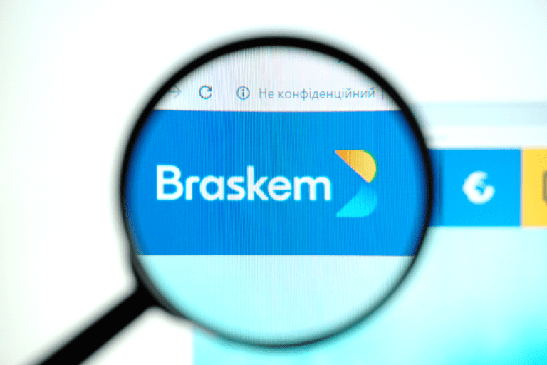Lupa com logo da Braskem