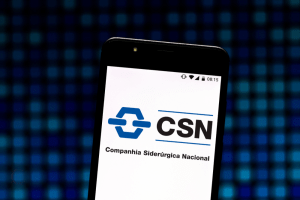 Celular com logo da CSN