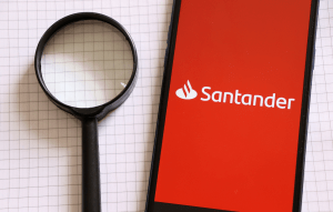 Celular com logo do Santander