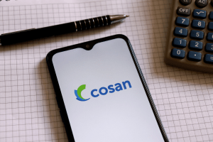 Celular com logo da Cosan