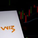 Gráfico com logo da Wiz em celular