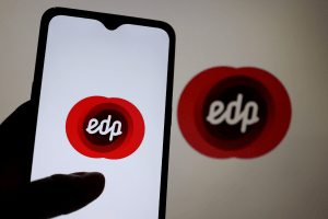 Celular com logo da EDP