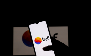 Celular com logo da BRF