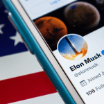 imagem de celular exibindo perfil de Elon Musk no Twitter