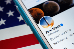 imagem de celular exibindo perfil de Elon Musk no Twitter