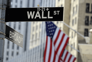 imagem com placa de Wall Street e bandeira dos EUA