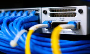cabos ligados em aparelho da Cisco
