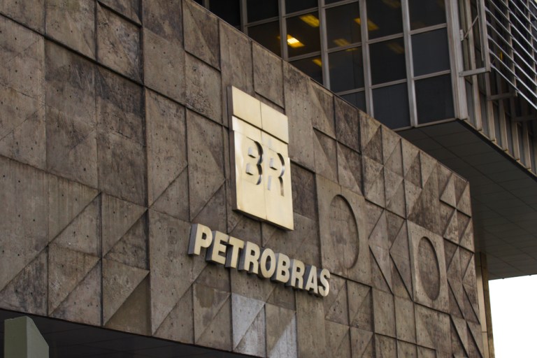 Foto de fachada de prédio da Petrobras, com foco em logo