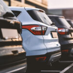 Foto de veículos parados em estacionamento