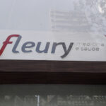 Fachada de laboratório do Fleury, com foco em placa com logo da empresa