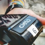 Mão segurando maquininha da Cielo-Ibovespa