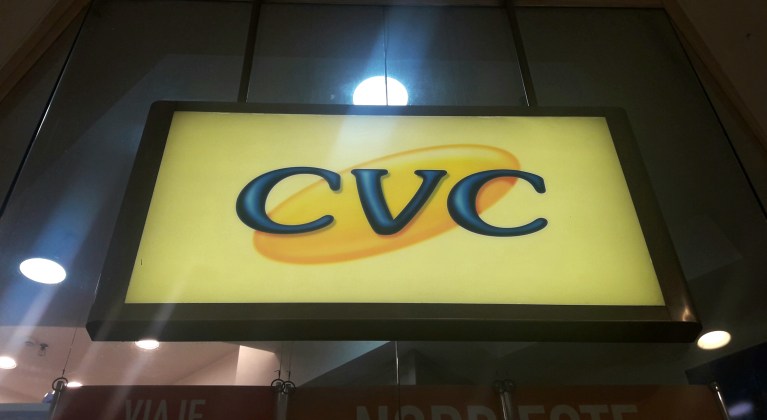 Foto de placa com logo da CVC