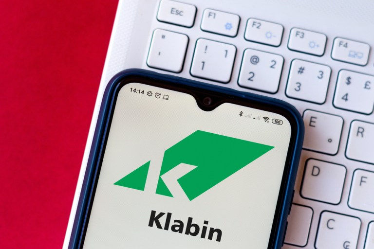Celular com o logo da Klabin
